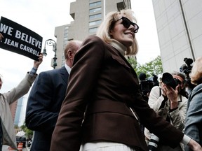 La chroniqueuse du magazine E. Jean Carroll arrive pour son procès civil contre l'ancien président américain Donald Trump à la Cour fédérale de Manhattan à New York, le mardi 9 mai 2023.