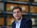 Le premier ministre de la Colombie-Britannique, David Eby, prend la parole lors d'une annonce au campus de l'île d'Annacis de l'Institut de technologie de la Colombie-Britannique, à Delta, en Colombie-Britannique, le mardi 2 mai 2023. Eby dit qu'il a eu une réunion avec un directeur régional de l'agence d'espionnage du Canada au sujet d'allégations d'étrangers ingérence politique dans la province.