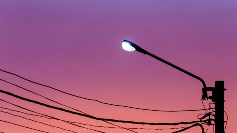 Vous voyez des lampadaires violets ?  Voici pourquoi – LifeSavvy