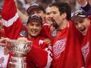 Brendan Shanahan, au centre, entouré de ses collègues membres du Temple de la renommée du hockey Steve Yzerman, à gauche, et Sergei Fedorov, à droite, célèbrent ensemble leur deuxième titre consécutif de la Coupe Stanley en 1998 après que les Red Wings de Detroit ont battu les Capitals de Washington.  L'édition d'aujourd'hui des Maple Leafs pourrait utiliser une partie du talent de leur président d'équipe et de sa capacité à marquer des buts après la saison.