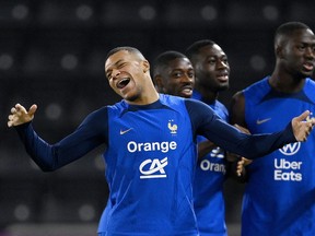 L'attaquant français Kylian Mbappe réagit lors d'une séance d'entraînement.