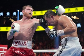 17 sept. 2022 ;  Las Vegas, Nevada, États-Unis ;  Canelo Alvarez (troncs rouges) et Gennadiy Golovkin (troncs blancs) box lors d'un combat de championnat des super-moyens à la T-Mobile Arena.