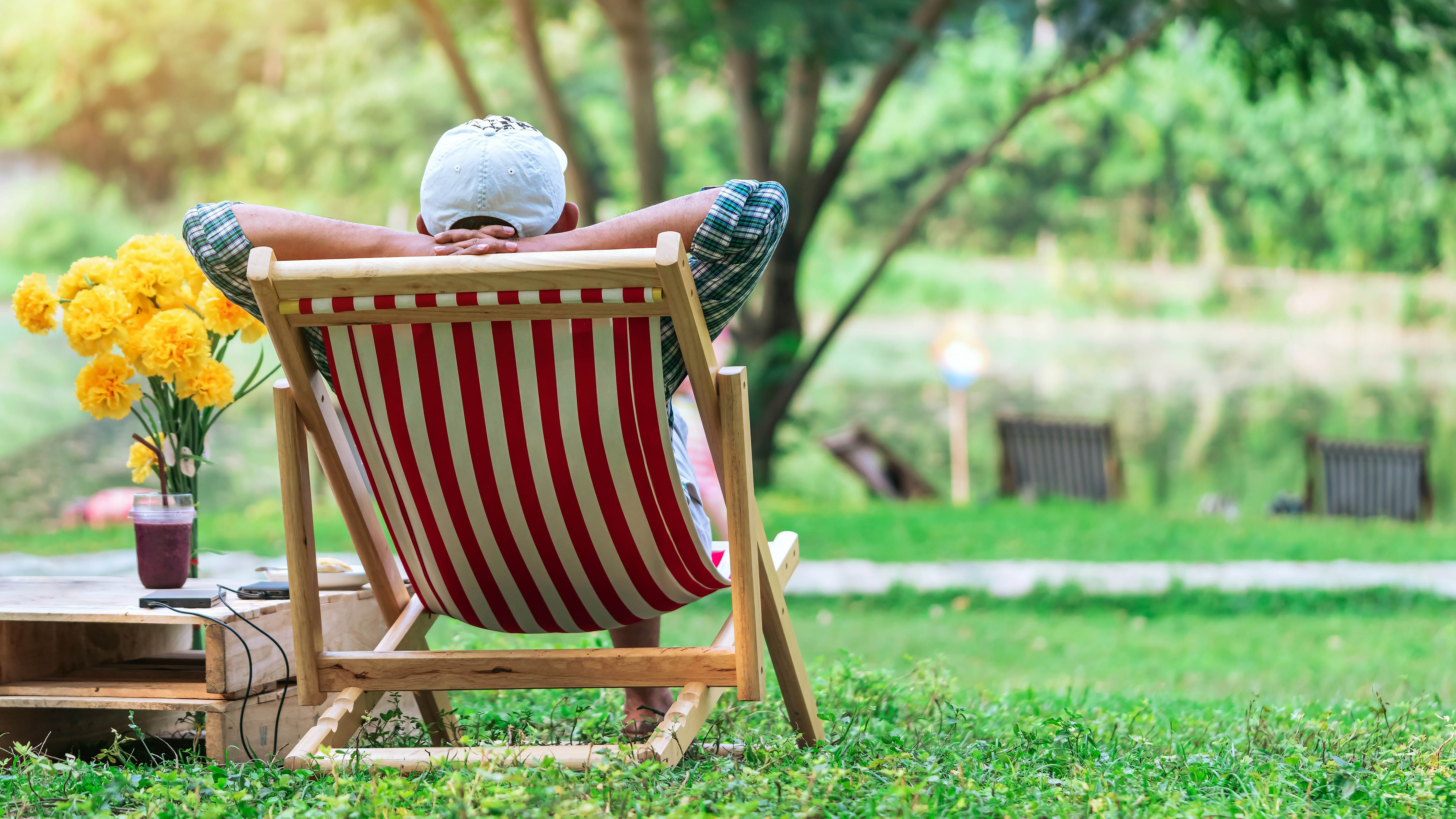 Quelqu'un se détend dans sa cour dans une chaise longue