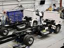 Châssis de camions électriques à l'usine Lion Electric de Saint-Jérôme, au Québec.