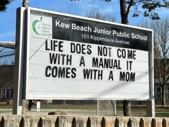 Les parents déchirent le message « nocif » de la fête des mères à l’école de Kew Beach