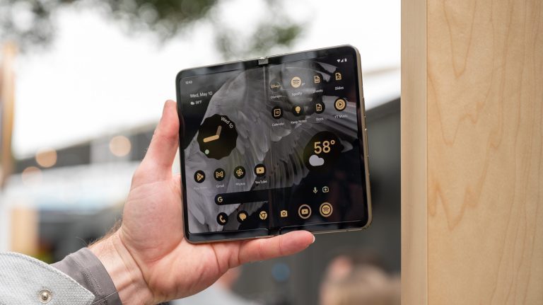 Le Google Pixel Fold est un téléphone pliable élégant (et cher)