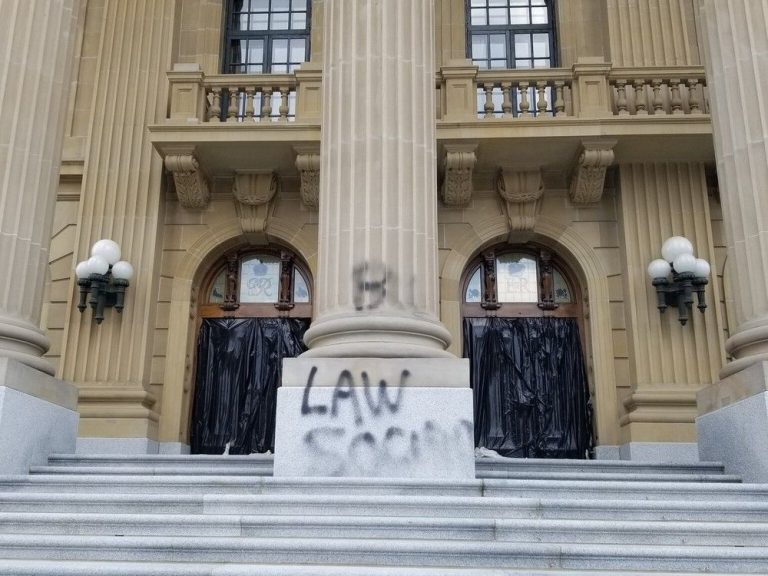 Un homme arrêté après avoir prétendument pointé une arme sur des travailleurs sur les marches de l’Assemblée législative de l’Alberta