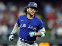 Bo Bichette des Blue Jays de Toronto fait le tour des buts après avoir frappé un coup de circuit en solo contre les Phillies de Philadelphie.