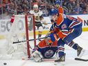 Le gardien de but des Oilers d'Edmonton Jack Campbell et Ryan Nugent-Hopkins regardent la rondelle passer devant le filet lors du troisième match contre les Golden Knights de Las Vegas.