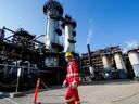 Un employé de Shell passe devant la nouvelle installation Quest de capture et de stockage du carbone de l'entreprise à Fort Saskatchewan, en Alberta.