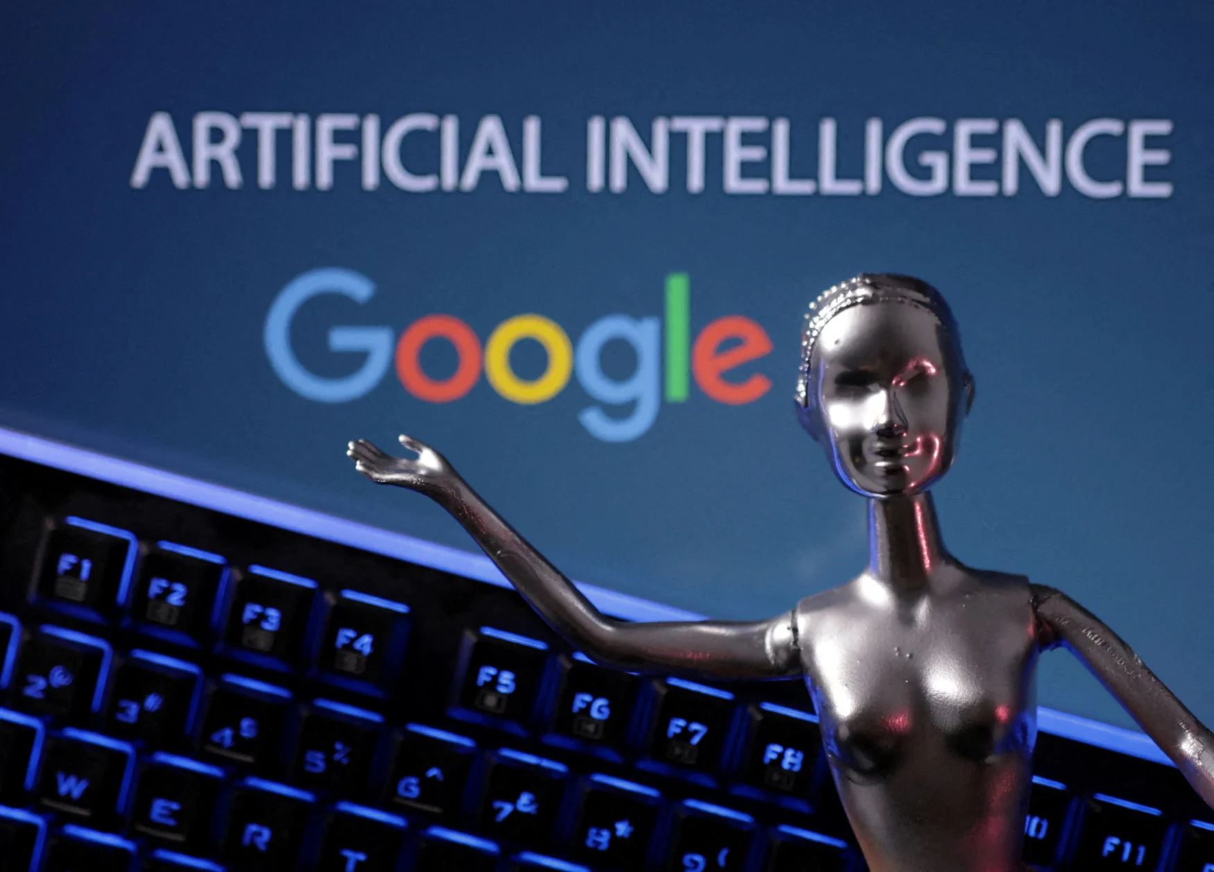 Le logo Google et les mots d'intelligence artificielle AI sont visibles sur cette illustration prise le 4 mai 2023. REUTERS/Dado Ruvic/Illustration