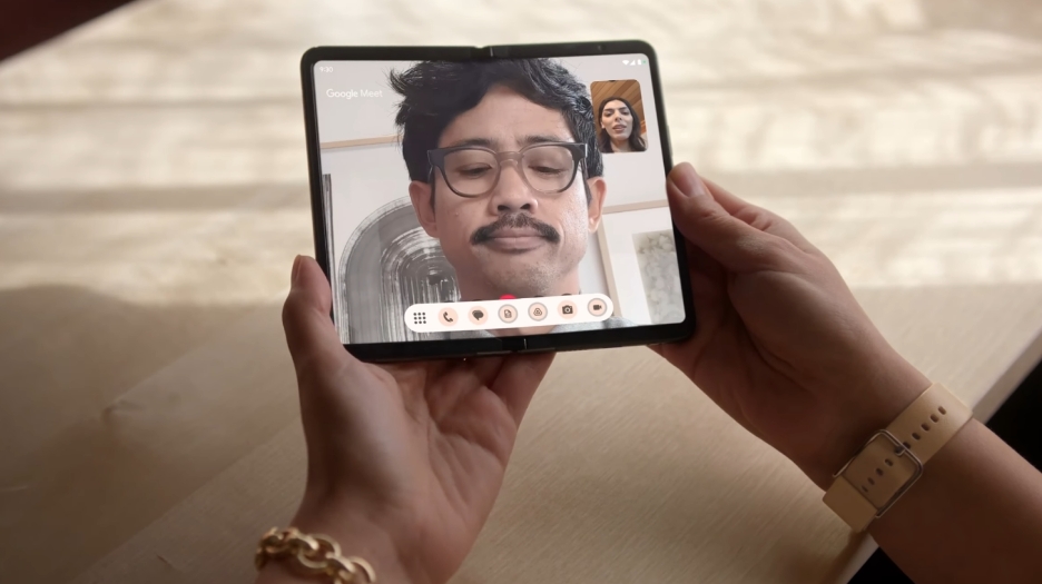 Le Google Pixel Fold affichant un appel vidéo