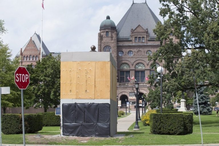 LILLEY: Les planches autour de la statue de Sir John A. Macdonald ne seront pas bientôt détruites