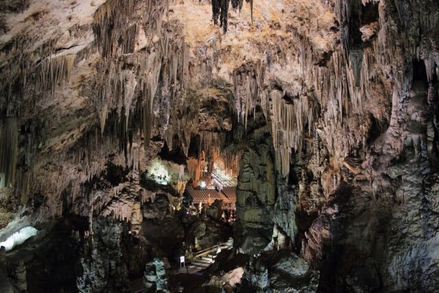 Vue intérieure des grottes de Nerja.