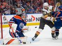 Le gardien Stuart Skinner (74 ans) des Oilers d'Edmonton s'arrête pendant que Reilly Smith des Golden Knights de Las Vegas regarde le rebond à Rogers Place à Edmonton le 8 mai 2023 Photo de Shaughn Butts-Postmedia