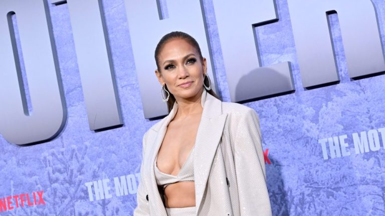 Jennifer Lopez parle des suites et des cascades de "The Mother", des blagues sur les auditions pour jouer James Bond Les plus populaires doivent être lus Inscrivez-vous aux newsletters Variety Plus de nos marques
	
	
