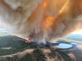 De la fumée s'élève d'un feu de forêt près de Lodgepole, près de Drayton Valley, le 4 mai.