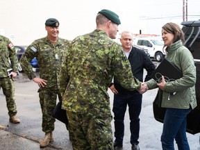 La première ministre Danielle Smith rencontre lundi des membres de l'armée à Edmonton qui sont en attente pour aider à lutter contre les incendies de forêt.