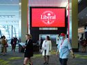 Les gens assistent au congrès national libéral à Ottawa le 4 mai 2023.