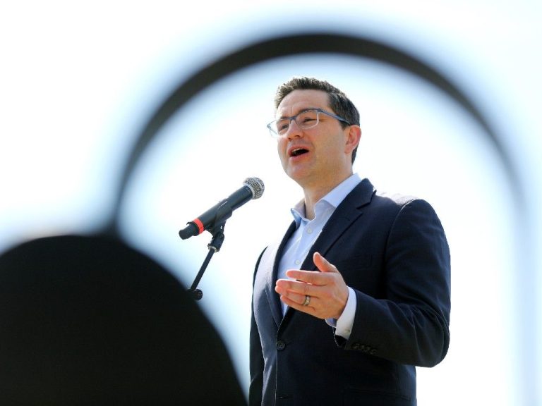 Les Canadiens sceptiques Poilievre réduira la taxe sur le carbone, le financement de CBC: sondage