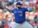 Le partant des Blue Jays, Alek Manoah, se retrouve à lancer lors de la première manche de la défaite 8-4 de Toronto contre les Phillies au Citizens Bank Park de Philadelphie le 09 mai 2023.