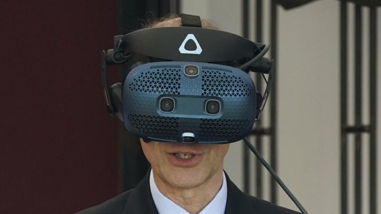 Le duc d’Édimbourg essaie un casque de réalité virtuelle au Royal Windsor Horse Show