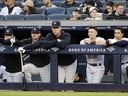 Aaron Judge centre) des Yankees de New York regarde depuis l'abri.