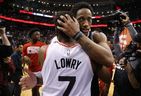 DeMar DeRozan des San Antonio Spurs embrasse son ancien coéquipier des Raptors de Toronto Kyle Lowry.