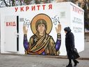 Une femme passe devant un abri sûr dans la rue à Kherson à l'occasion du premier anniversaire de l'invasion russe de l'Ukraine, à Kherson, Ukraine le 24 février 2023. REUTERS/Lisi Niesner