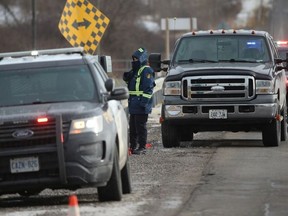 Des policiers sont photographiés le 28 décembre 2022 à l'endroit près de Hagersville où OPP Const.  Grzegorz Pierzchala a été abattu mardi.