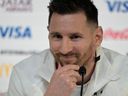 L'Argentin Lionel Messi donne une conférence de presse au Qatar National Convention Center (QNCC) à Doha pendant la Coupe du monde.