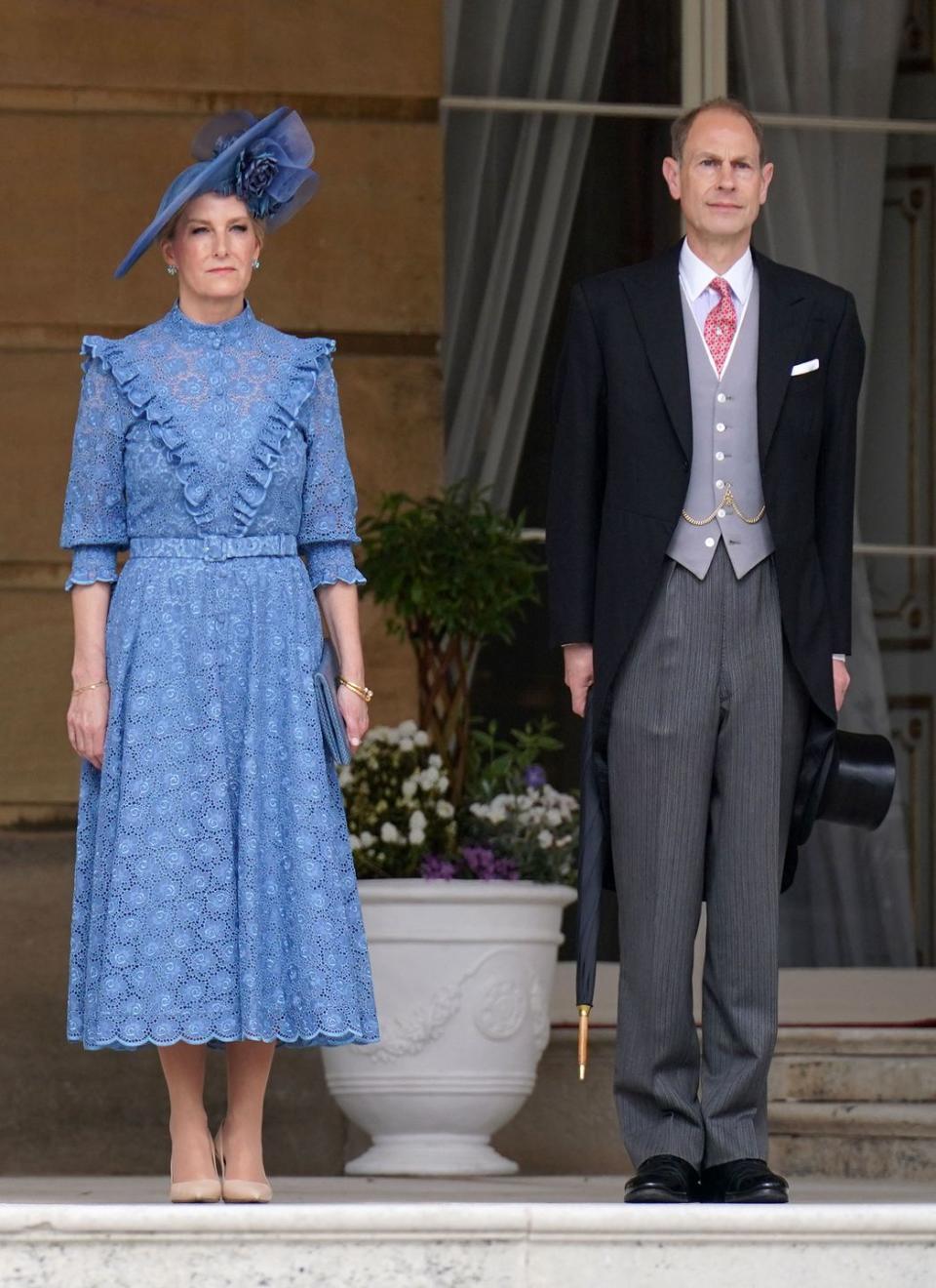 britains sophie, duchesse d'édimbourg l et britains prince edward, duc d'édimbourg assistent à une garden-party au palais de buckingham à londres le 9 mai 2023, dans le cadre des célébrations du couronnement, le roi charles iii a remercié le peuple britannique pour le plus grand cadeau de couronnement possible le lundi alors que trois jours de célébrations pour l'événement historique touchaient à leur fin avec une énorme campagne de bénévolat photo de jonathan brady pool afp photo de jonathan bradypoolafp via getty images