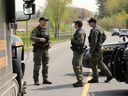 La police bloque la zone devant une maison de la rue Laval à Bourget, en Ontario, le 11 mai 2023. 