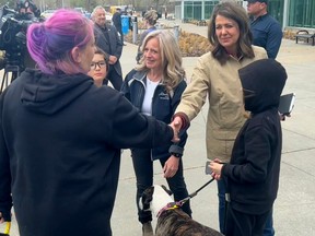 La chef du NPD de l'Alberta Rachel Notley et la chef de l'UCP de l'Alberta Danielle Smith rencontrent des évacués des incendies de forêt en Alberta au Edmonton Expo Centre le 7 mai 2023. Photo gracieuseté de Twitter @ABDanielleSmith