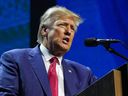 DOSSIER - L'ancien président Donald Trump prend la parole lors de la convention de la National Rifle Association à Indianapolis, le 14 avril 2023.