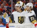 Les Golden Knights de Vegas célèbrent un but des défenseurs Zach Whitecloud (2) lors d'un match contre les Oilers d'Edmonton.