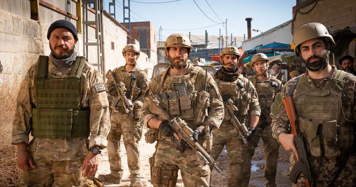 Un groupe de soldats en camouflage du désert, gilets pare-balles et fusils à la main dans The Covenant de Guy Ritchie.