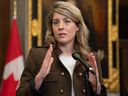 La ministre des Affaires étrangères, Mélanie Joly, a annoncé que le diplomate chinois impliqué dans le ciblage du député conservateur Michael Chong et de sa famille était une personne non grata au Canada, tout comme ses collègues libéraux votaient sur une motion parlementaire demandant au gouvernement de faire exactement cela.