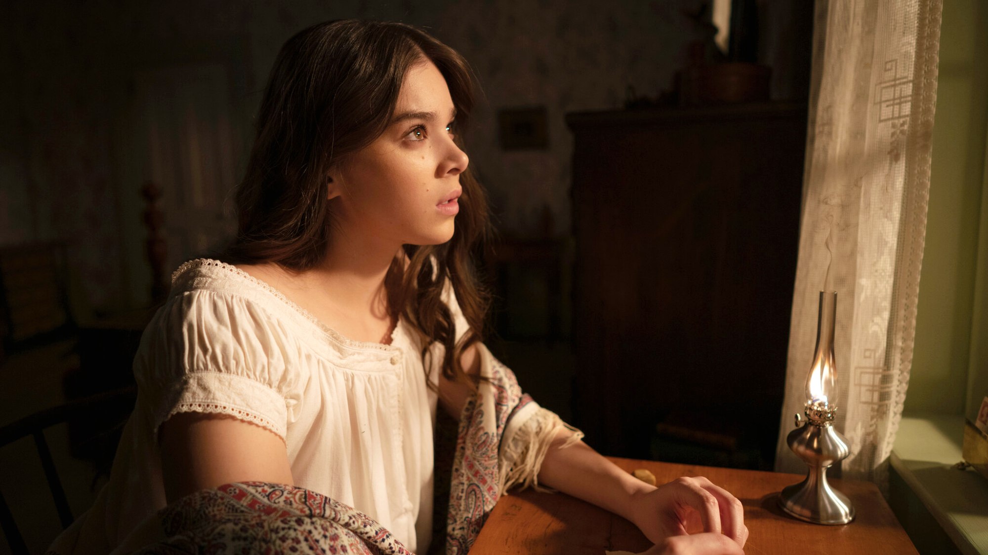 Hailee Steinfeld comme Emily dans Dickinson