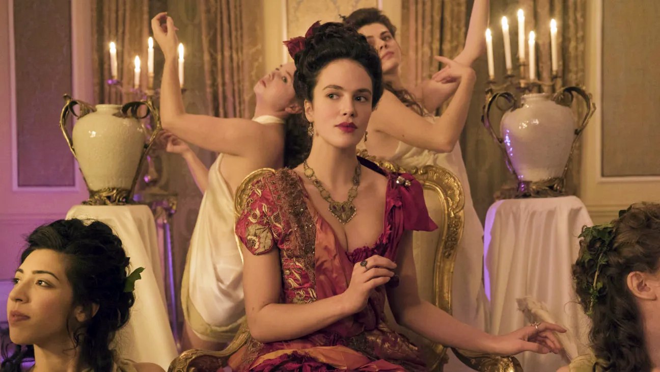 Jessica Brown Findlay dans le rôle de Charlotte dans Prostituées