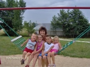 Simona Xhekaj avec ses quatre enfants, de gauche à droite, Florian, Sophia, Arber et Dominika.