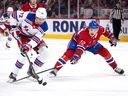 Le défenseur des Canadiens de Montréal Arber Xhekaj fait sortir la rondelle du centre des Rangers de New York Filip Chytil à Montréal, le 5 janvier 2023.