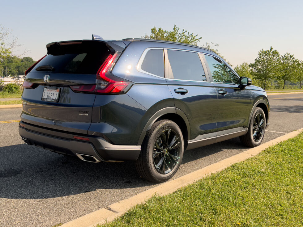 De l'arrière, je reçois BMW X5 mélangé avec des vibrations Volvo XC60.