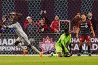 Le défenseur des FC Montréal Zachary Brault-Guillard (15 ans) célèbre son but contre le gardien du Toronto FC Sean Johnson.