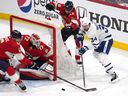 Le centre des Maple Leafs de Toronto Auston Matthews passe la rondelle devant le filet alors que Gustav Forsling des Panthers de la Floride se rapproche lors du quatrième match.