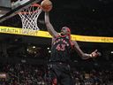 L'attaquant des Raptors de Toronto, Pascal Siakam (43 ans), va plonger le ballon contre les Rockets de Houston en seconde période à la Scotiabank Arena.  