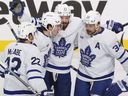 Les coéquipiers des Maple Leafs de Toronto félicitent Mitch Marner (#16) du pour avoir marqué un but en troisième période contre les Panthers de la Floride dans le quatrième match.