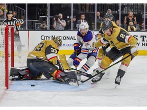 LAS VEGAS, NEVADA – 12 MAI: Connor McDavid # 97 des Oilers d'Edmonton marque un but en avantage numérique en troisième période contre Adin Hill # 33, Zach Whitecloud # 2 et Brayden McNabb # 3 des Golden Knights de Vegas dans le cinquième match de la Deuxième ronde des séries éliminatoires de la Coupe Stanley 2023 au T-Mobile Arena le 12 mai 2023 à Las Vegas, Nevada.