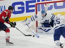 Le centre des Panthers de la Floride, Sam Bennett (9), tente de se faufiler devant le gardien des Maple Leafs de Toronto, Joseph Woll, le mercredi 10 mai 2023, lors de la première période du match 4 au FLA Live Arena.