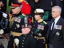 Le roi Charles III (à gauche), la princesse Anne et le prince Andrew marchent derrière la procession du cercueil de la reine Elizabeth II sur le Royal Mile le 12 septembre 2022.